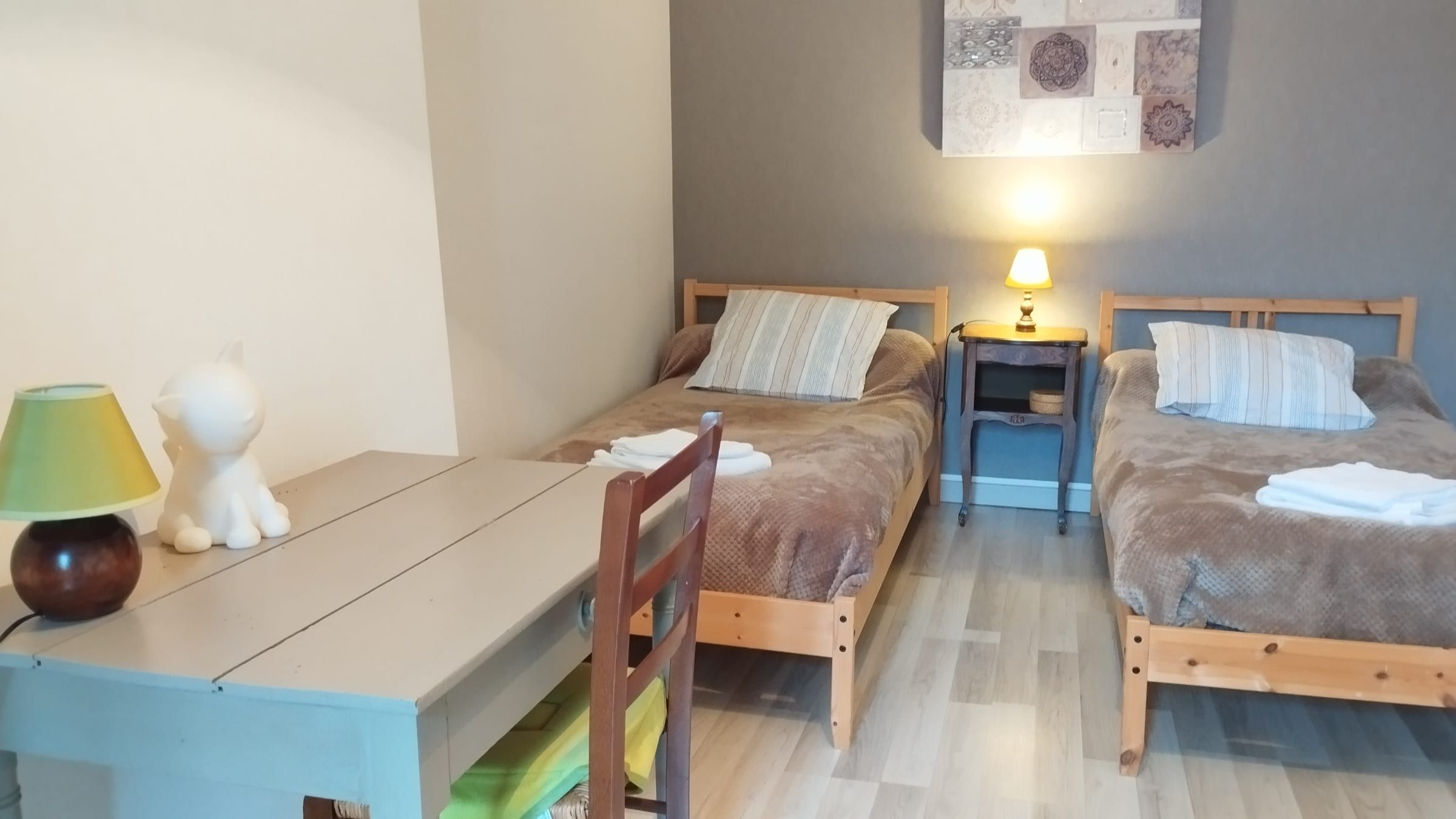 Chambre d’enfants avec deux lits simples et tapis de jeu