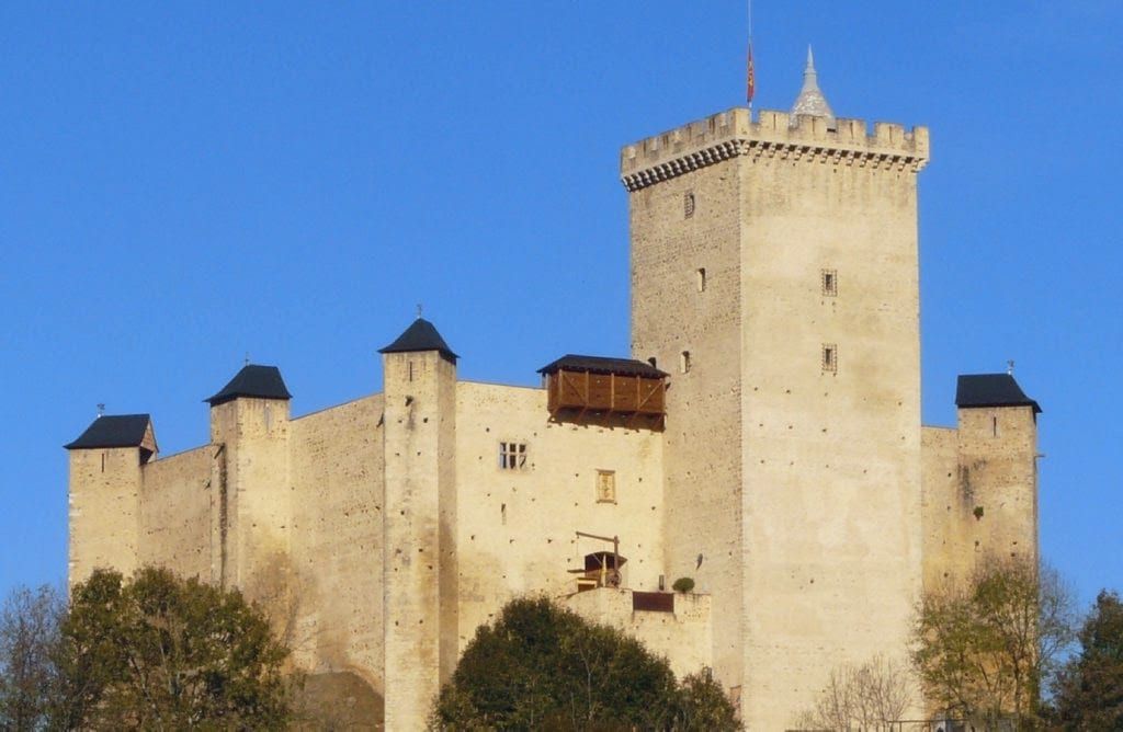 Donjon d’un château fort médiéval sous un ciel bleu