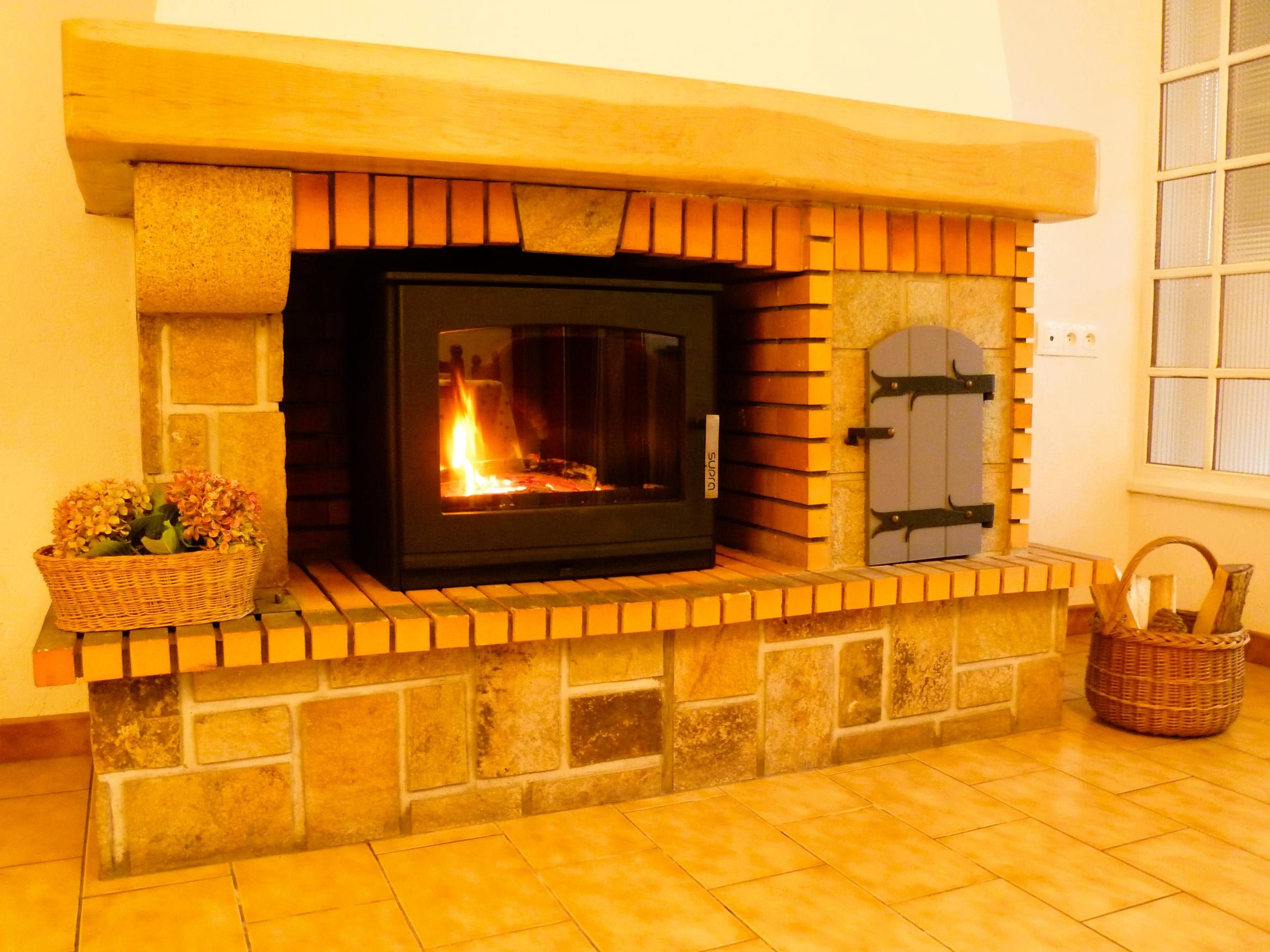 Feu de bois dans la cheminée du salon
