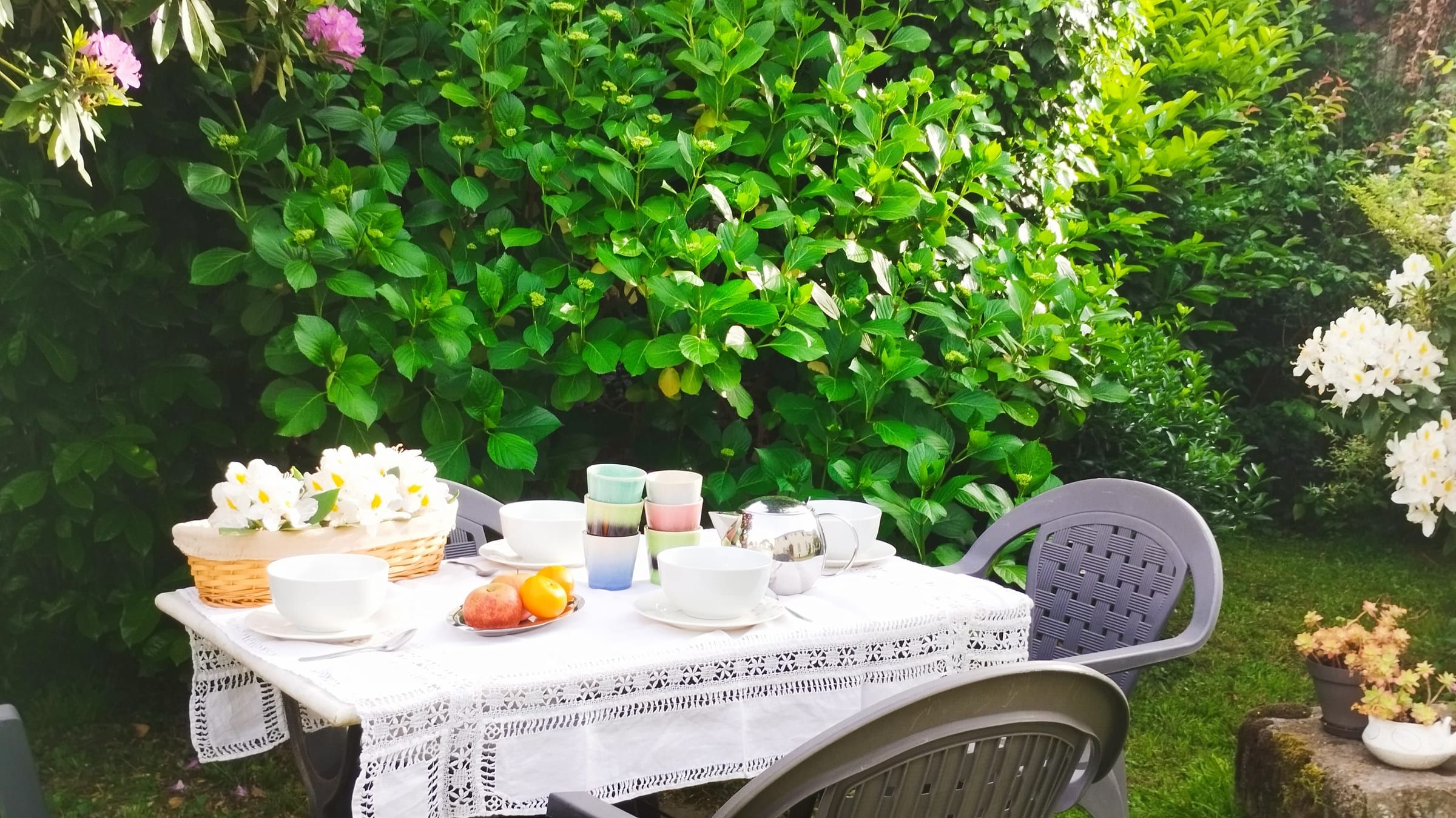 Table dressée dans le jardin fleuri du gîte