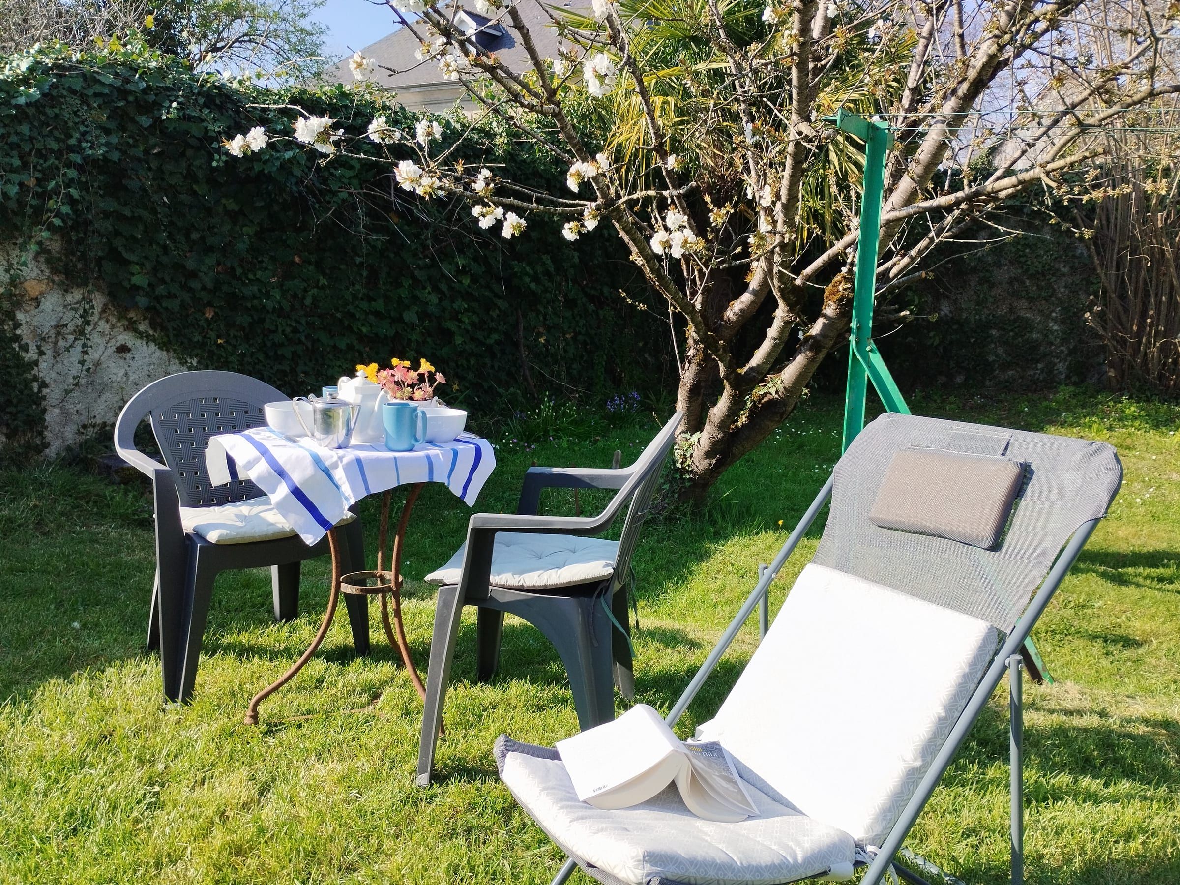 Transat et salon de jardin au soleil