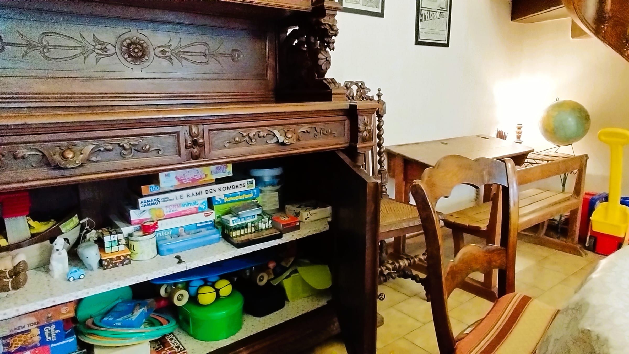 Jeux et jouets pour enfants dans un meuble ancien