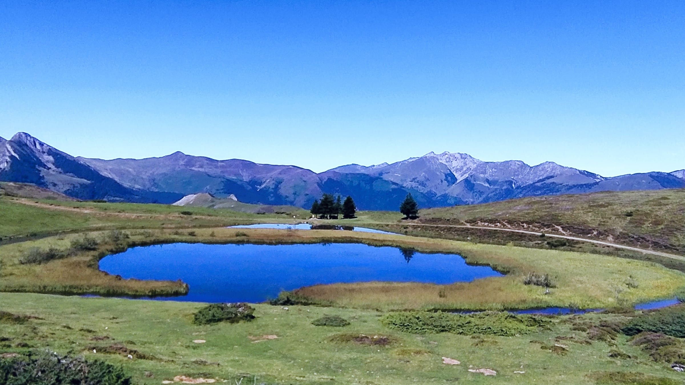 Petit lac de montagne au soleil