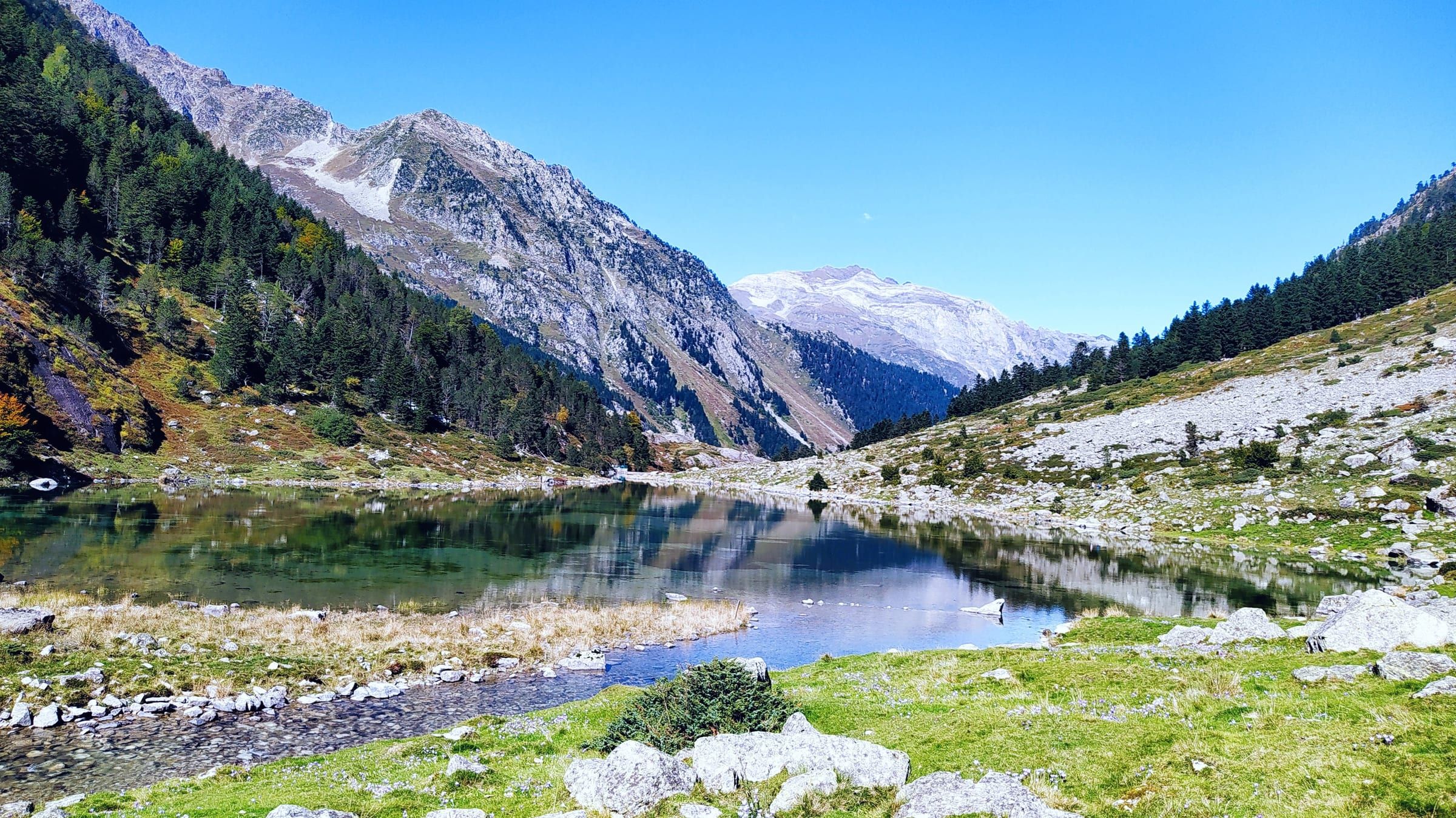 Lac de Suyen reflétant les montagnes du Val d’Azun