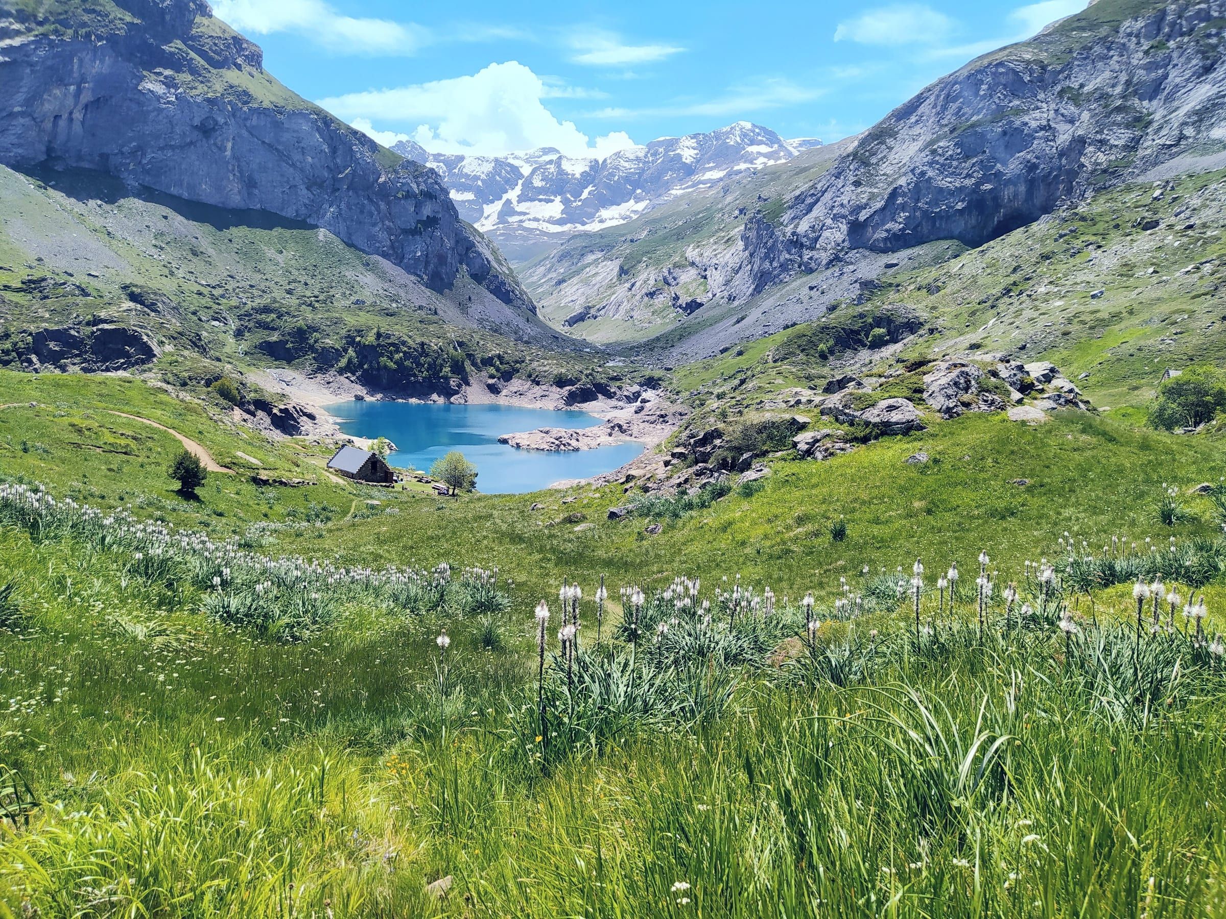 Lac turquoise au cœur des montagnes des Hautes-Pyrénées