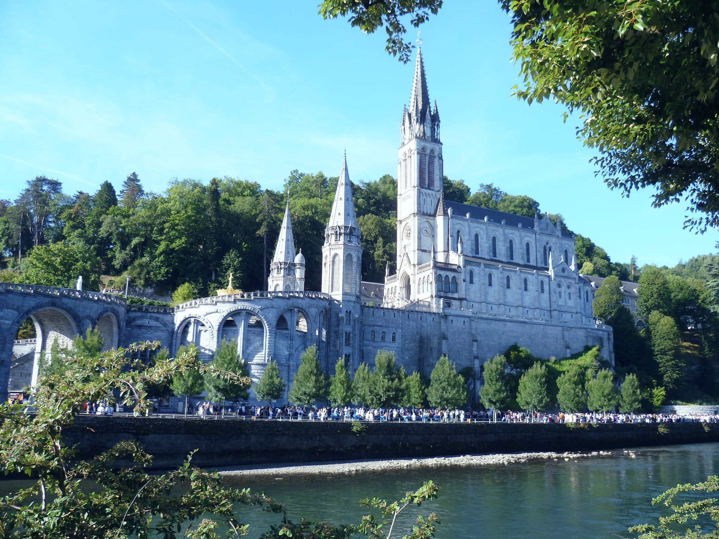 Basilique du Sanctuaire Notre-Dame de Lourdes au bord du gave