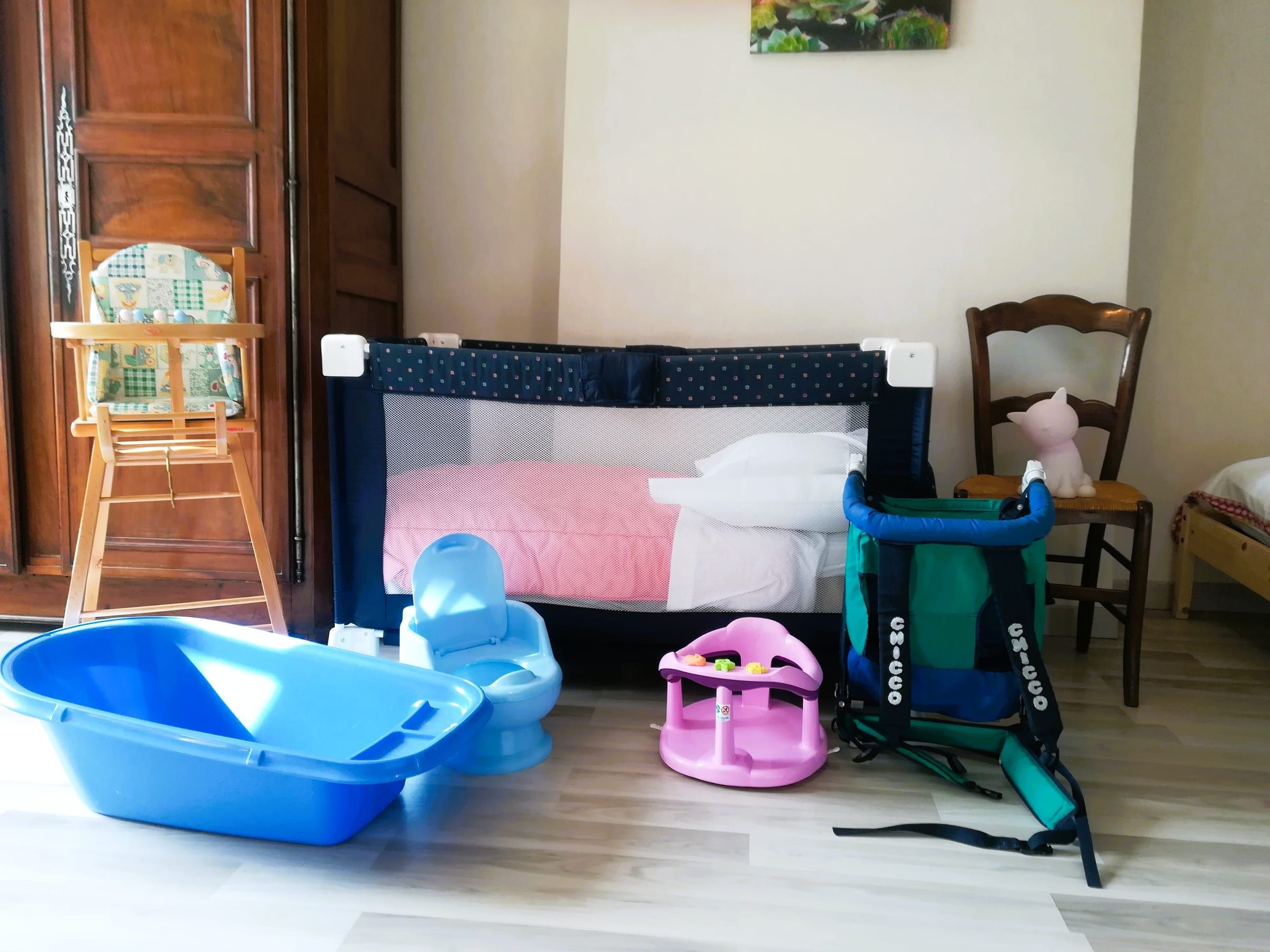 Lit parapluie, chaise haute et baignoire pour bébé