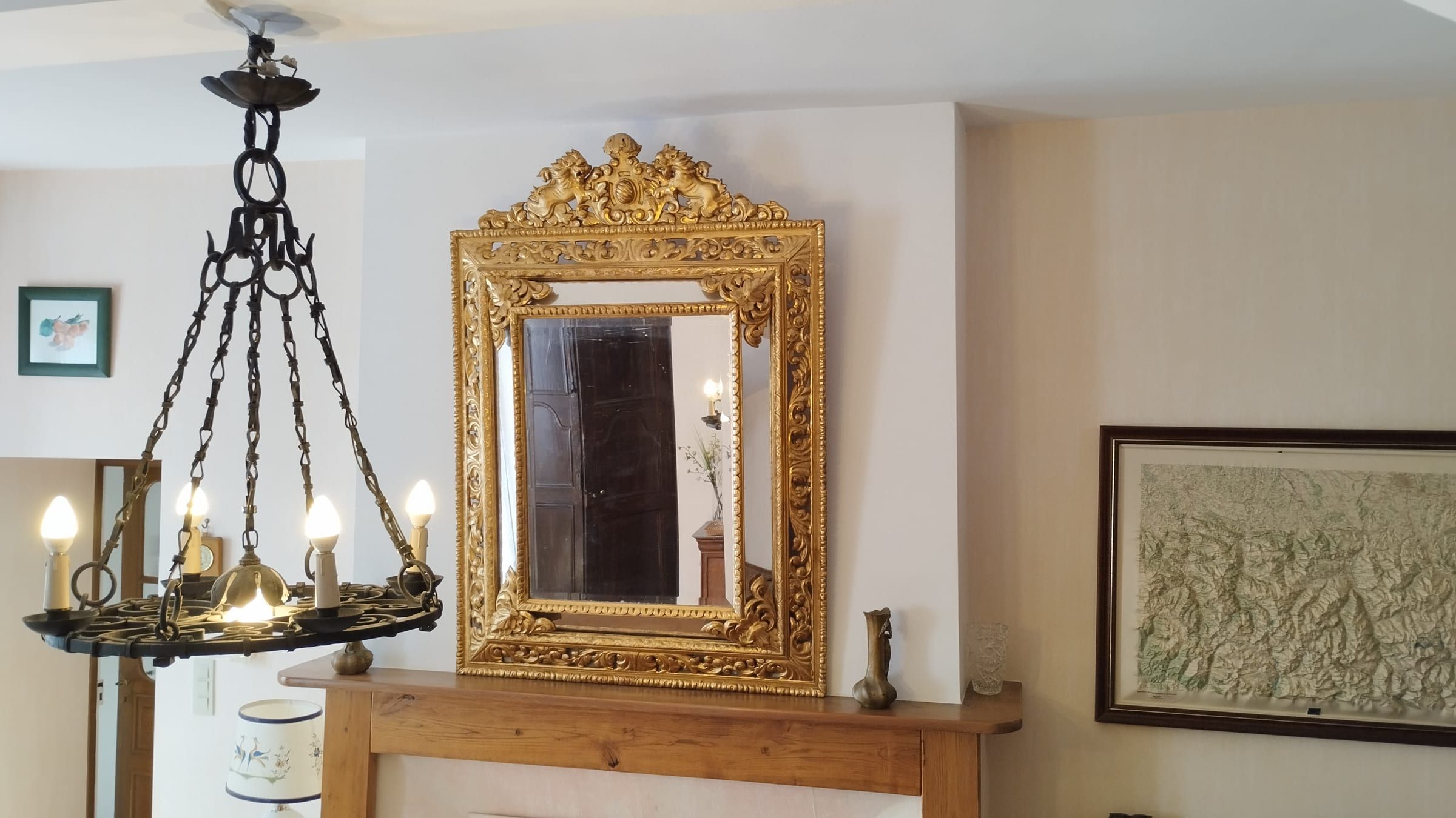 Grand miroir doré à l’entrée de la maison