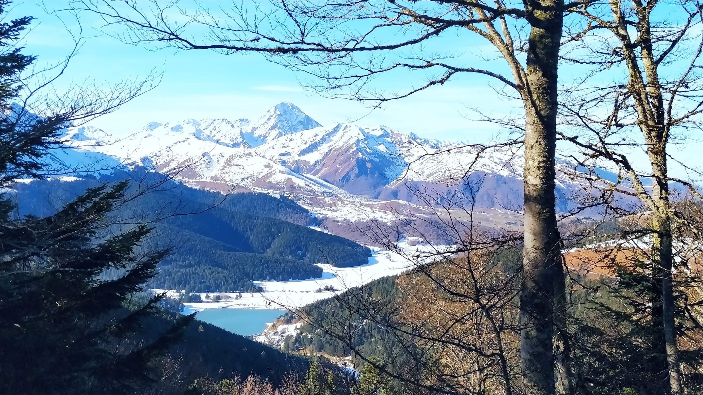 Paysage de montagne enneigé au-dessus d’un lac