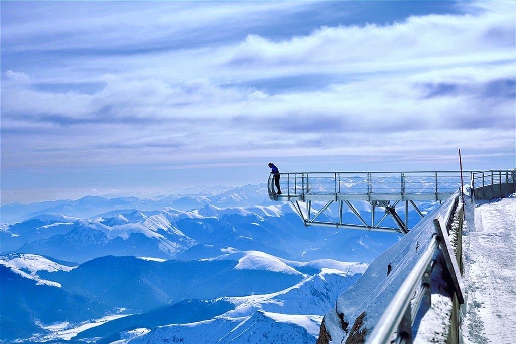 Ponton du Pic du Midi au-dessus d’une mer de nuages et des sommets enneigés