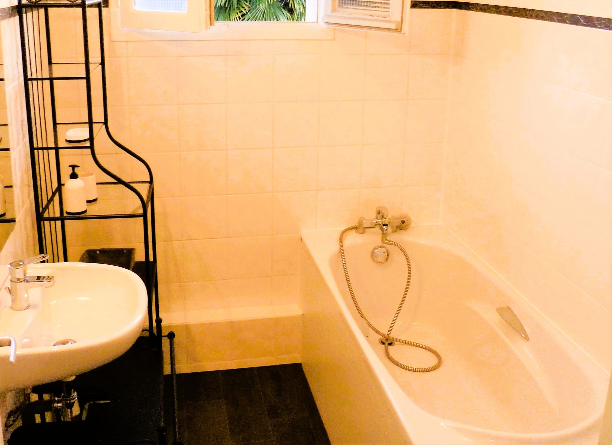 Salle de bains avec baignoire