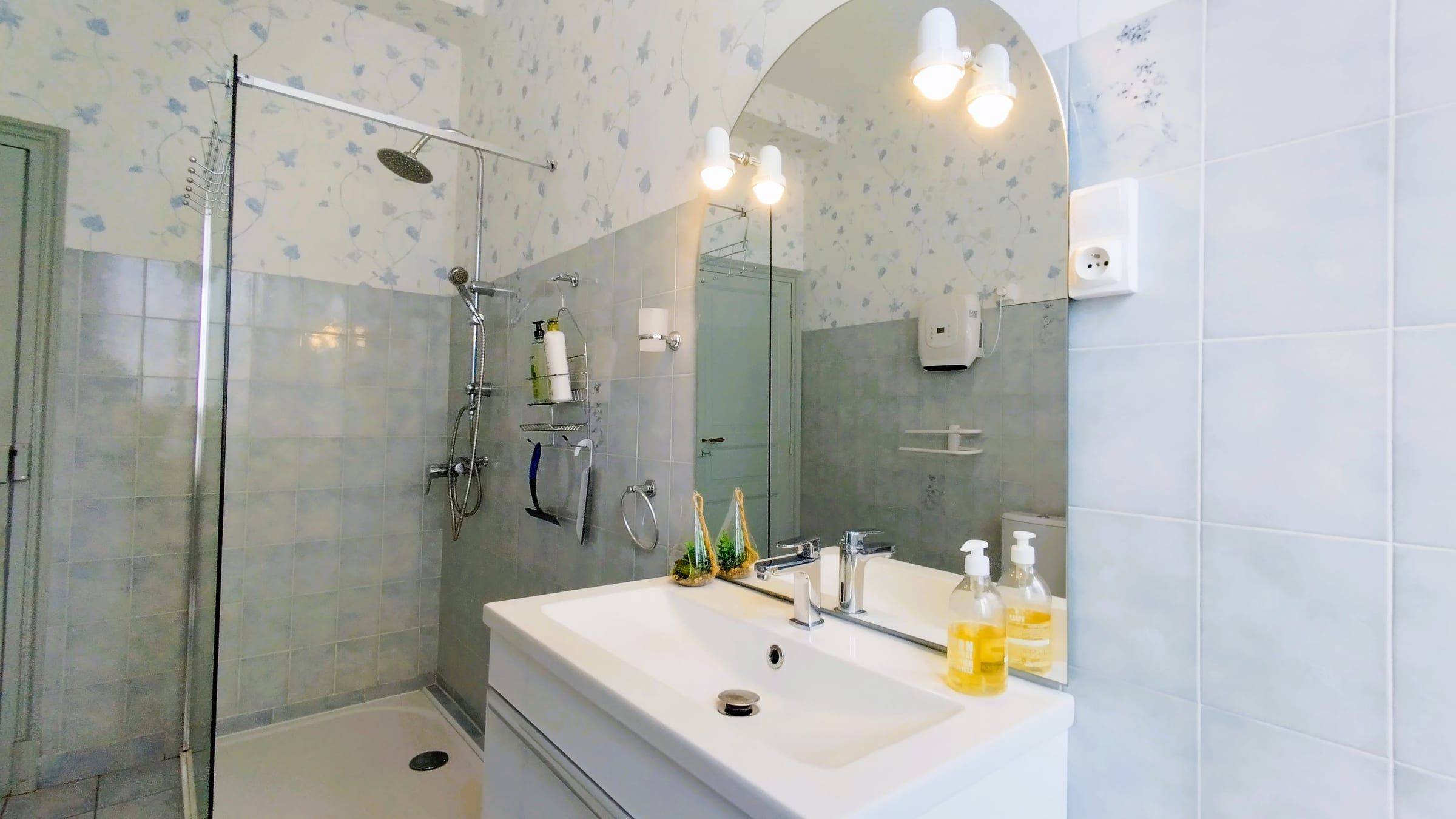 Salle d’eau avec douche au rez-de-chaussée