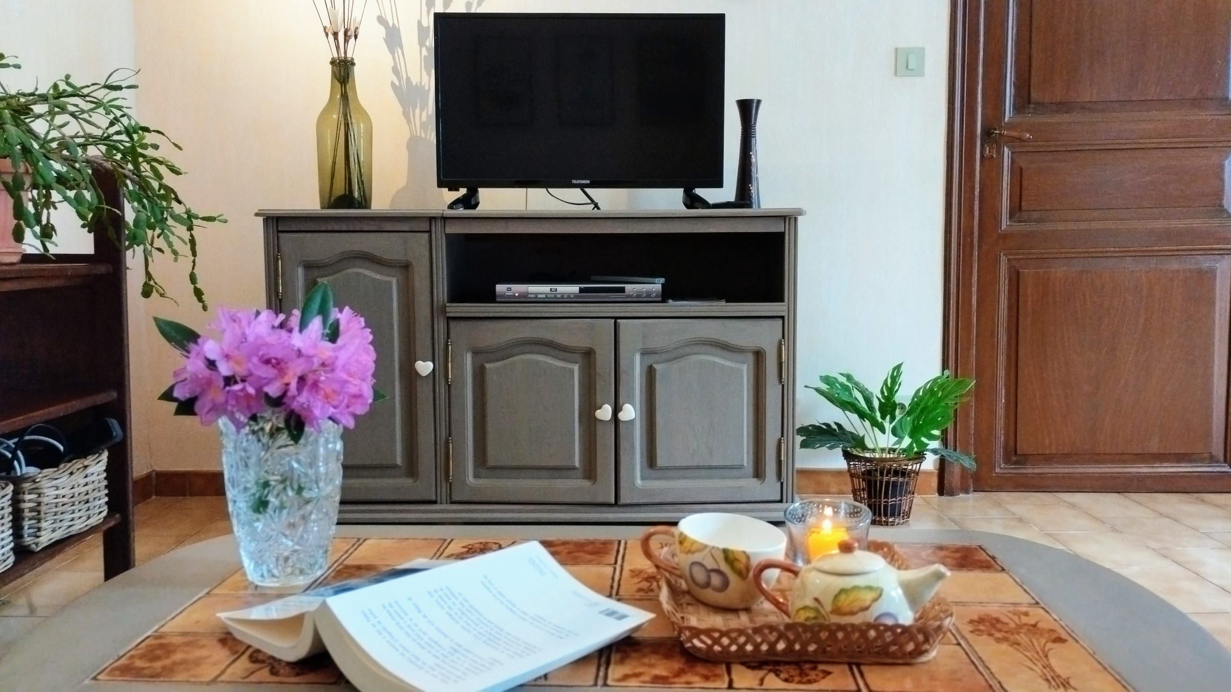 Coin télévision du salon avec bouquet de fleurs