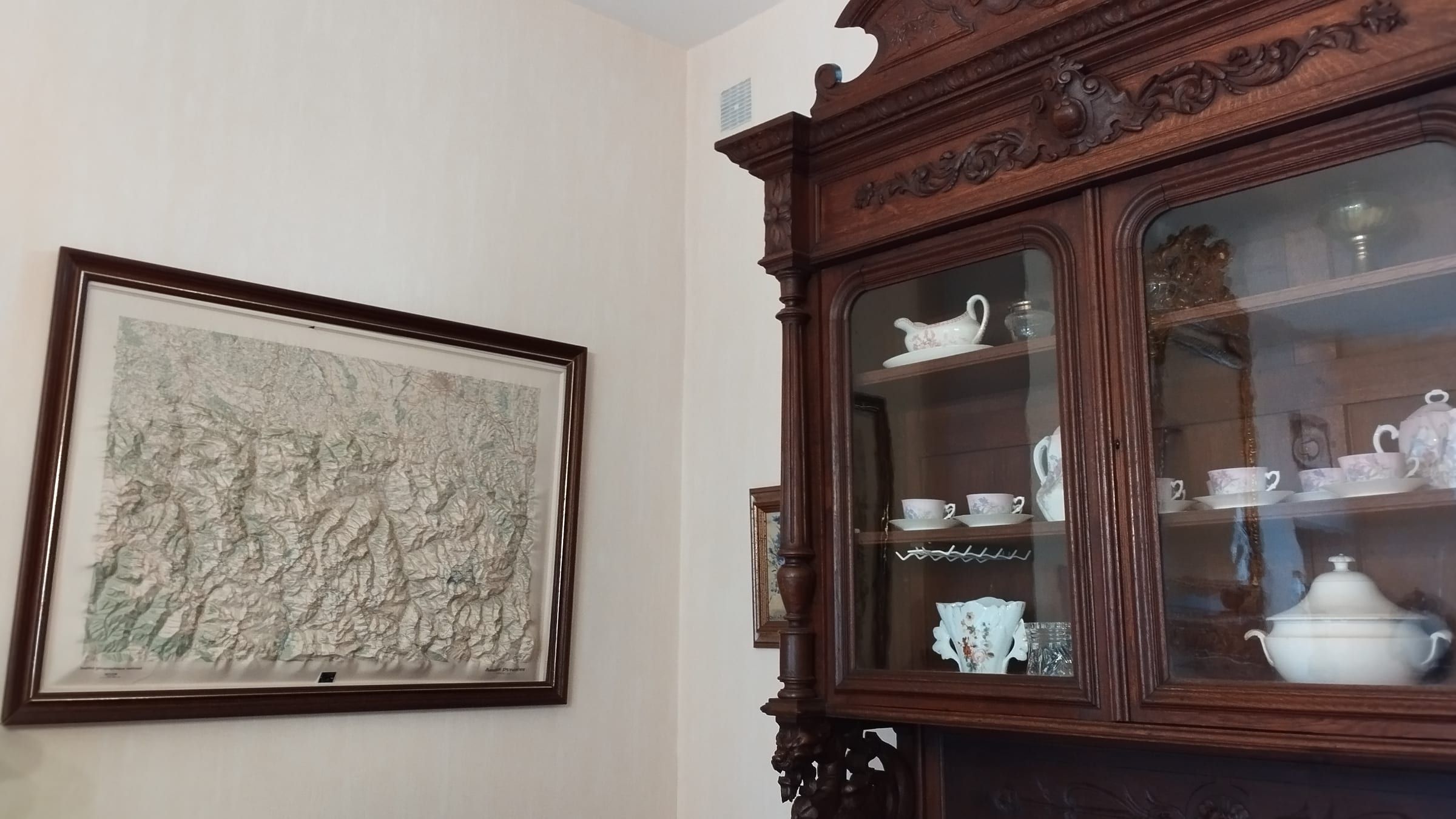 Vaisselier ancien en bois sculpté