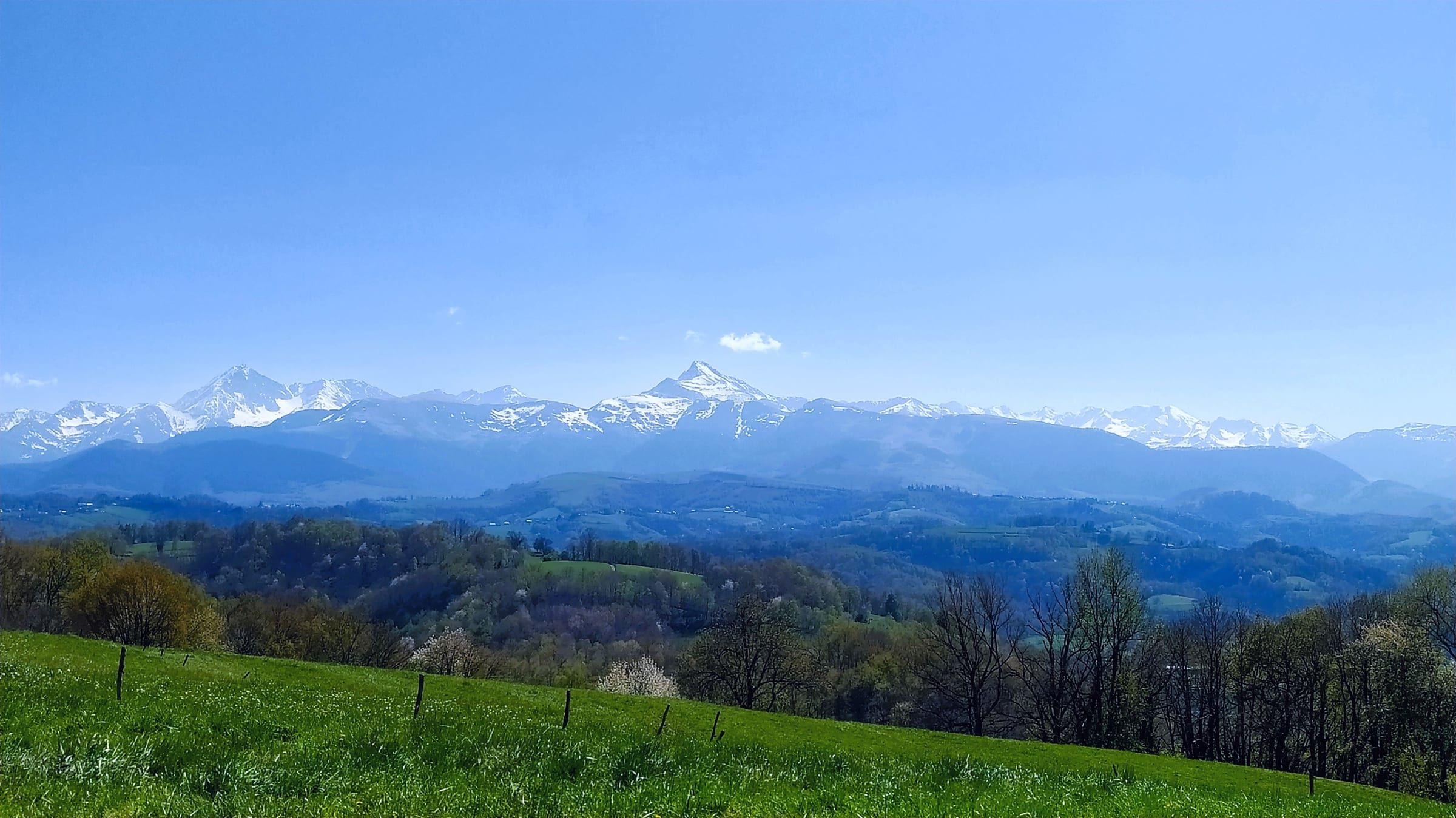 La chaîne des Pyrénées enneigée vue depuis les collines